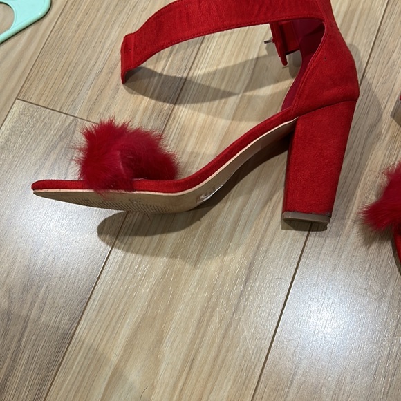 Red heels with faux fur, worn once - Picture 3 of 4